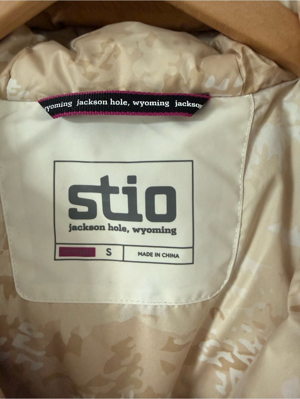 Stio Down Hooded Vest cream and tan - Picture 3 of 3